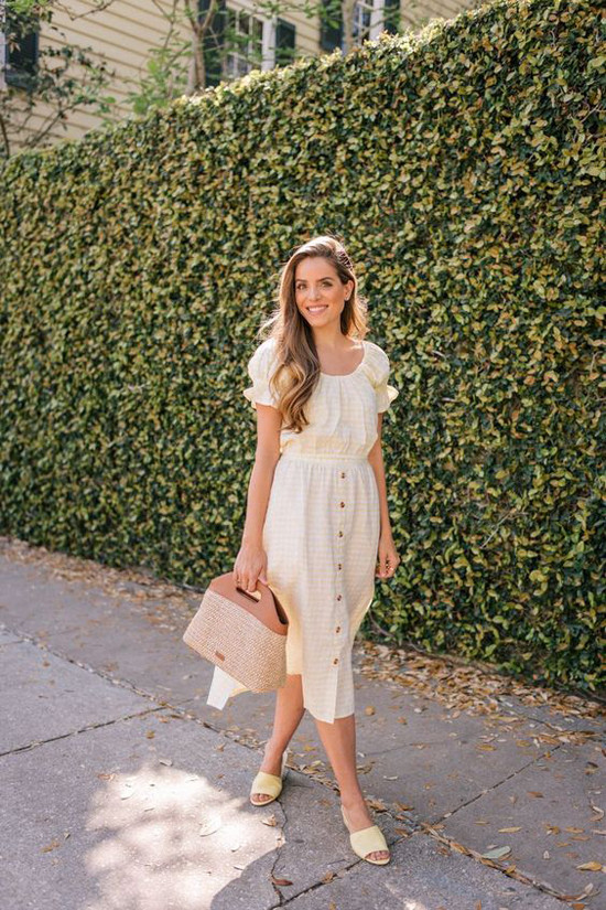 Ngoài vải đơn sắc, các nhà mốt còn mang tới các kiểu váy trắng phối hoạ tiết kẻ sọc, trang trí hoạ tiết laser để tăng độ nữ tính cho các bộ cánh. Ngoài vải đơn sắc, các nhà mốt còn mang tới các kiểu váy trắng phối hoạ tiết kẻ sọc, trang trí hoạ tiết laser để tăng độ nữ tính cho các bộ cánh.