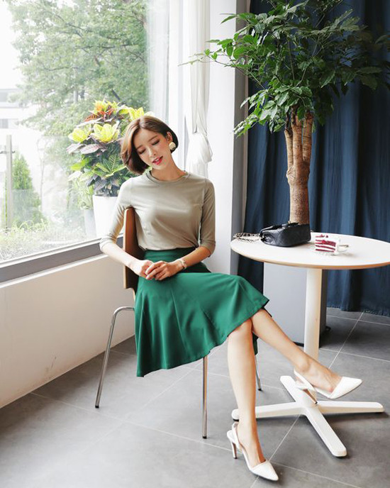  Váy xòe chấm gối có thể mặc cùng các mẫu áo thun, blouse, sơ mi hay áo dệt kim. Chiều dài của váy vừa đủ khoe đôi chân thon nhưng vẫn khiến phái đẹp thanh lịch và tinh tế chốn văn phòng.