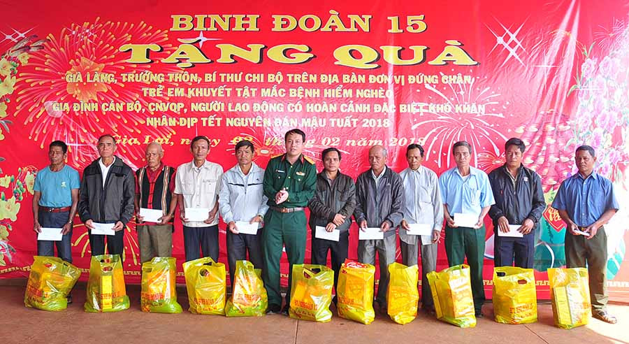  Binh đoàn 15 tặng quà các đối tượng chính sách mỗi dịp Tết đến, Xuân về. Ảnh: V.H