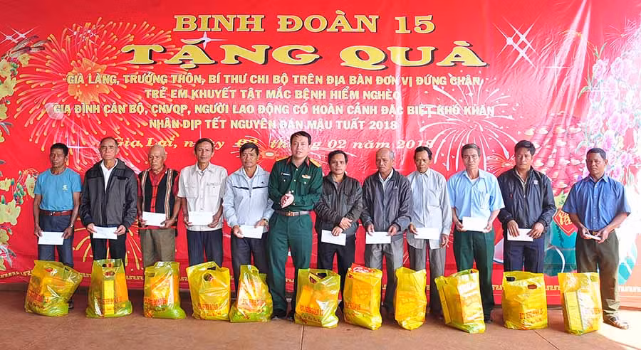  Binh đoàn 15 tặng quà các đối tượng chính sách mỗi dịp Tết đến, Xuân về. Ảnh: V.H