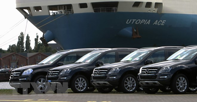 Ảnh tư liệu: Xe Mercedes Benz tại cảng container ở Bremerhaven, miền Bắc Đức. (Nguồn: AFP/TTXVN) Ảnh tư liệu: Xe Mercedes Benz tại cảng container ở Bremerhaven, miền Bắc Đức. (Nguồn: AFP/TTXVN)