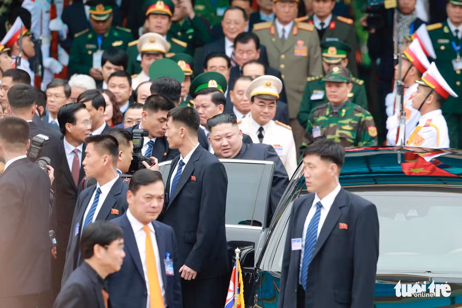  Chủ tịch Triều Tiên Kim Jong Un bước vào xe để rời ga Đồng Đăng - Ảnh: VIỆT DŨNG