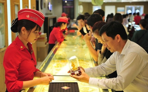 Khi mua vàng cần chú ý đến tuổi vàng, lấy hoá đơn và chọn loại vàng phù hợp với nhu cầu của mình. Khi mua vàng cần chú ý đến tuổi vàng, lấy hoá đơn và chọn loại vàng phù hợp với nhu cầu của mình.