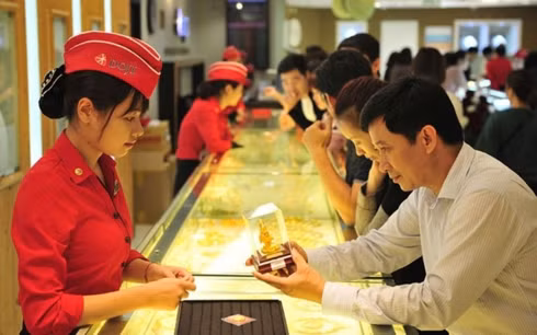 Khi mua vàng cần chú ý đến tuổi vàng, lấy hoá đơn và chọn loại vàng phù hợp với nhu cầu của mình. Khi mua vàng cần chú ý đến tuổi vàng, lấy hoá đơn và chọn loại vàng phù hợp với nhu cầu của mình.