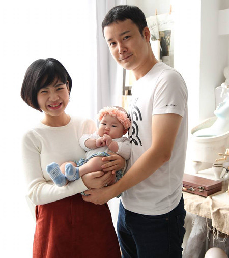 Hai vợ chồng Tiên hạnh phúc bên bé Sara gần 6 tháng tuổi. Ảnh: M.T Hai vợ chồng Tiên hạnh phúc bên bé Sara gần 6 tháng tuổi. Ảnh: M.T