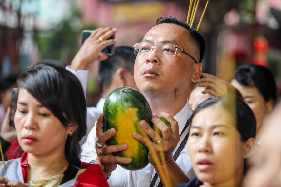 "Đầu năm mới nên tôi đi chùa để cầu cho gia đình và mọi người đều mạnh giỏi, mua may bán đắt", anh Hà Thế Lập (quận Tân Bình) chia sẻ.