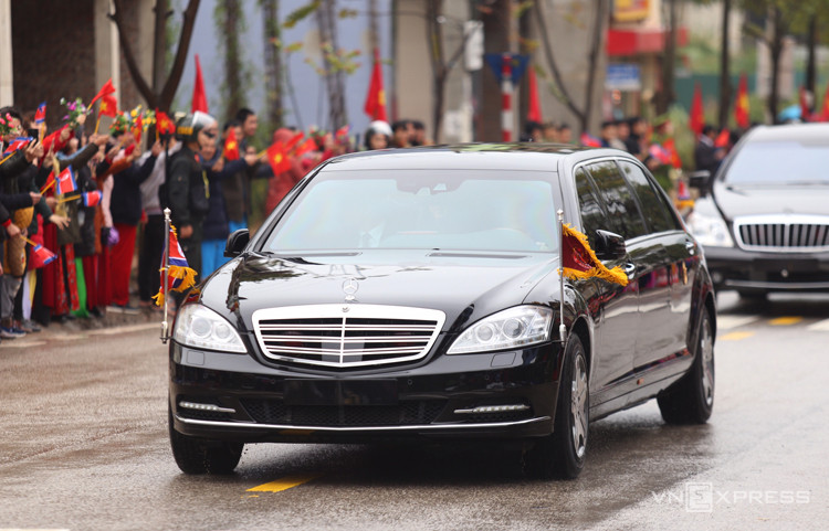 Xe bọc thép của Kim lăn bánh trên đường phố Lạng Sơn sáng 26/2. Ảnh: Gia Chính