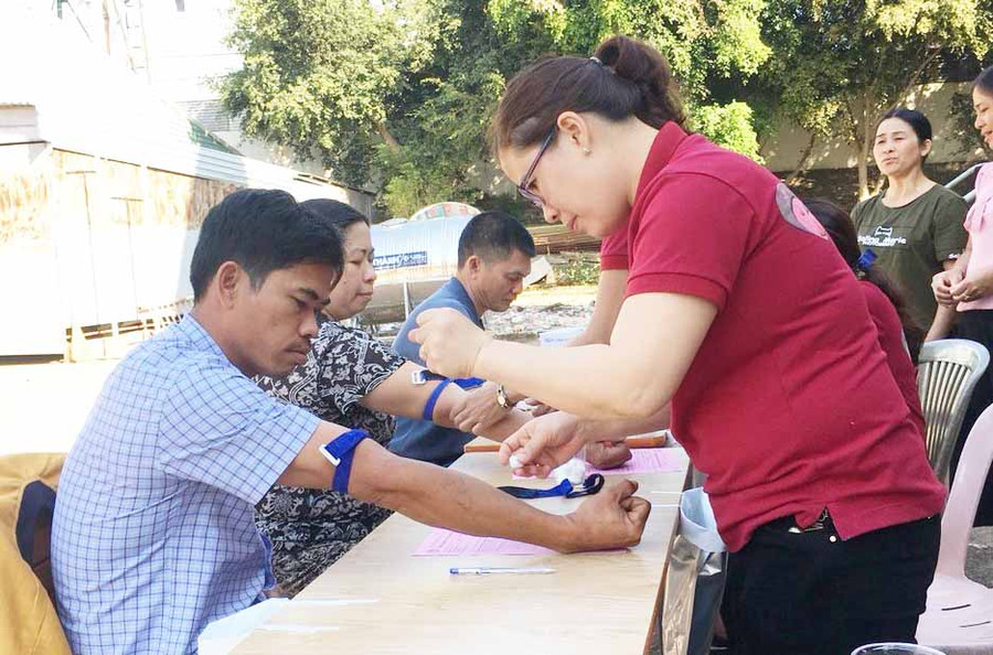 Đông đảo giáo dân tham gia hiến máu tình nguyện. Ản: Hồng Ngọc Đông đảo giáo dân tham gia hiến máu tình nguyện. Ản: Hồng Ngọc