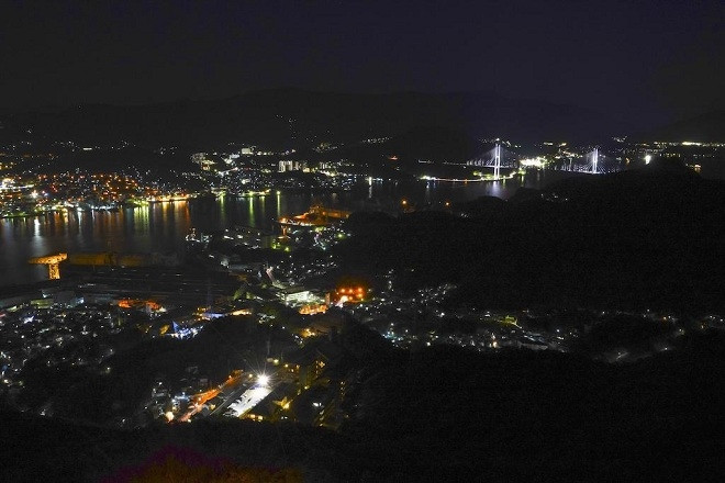  Thành phố Nagasaki cũng là điểm đến nổi tiếng với khung cảnh bình minh, chiều tà hay đêm về của hải cảng Nagasaki. Điểm đặc biệt để ngắm toàn cảnh Nagasaki chính là đài vọng cảnh trên núi Inasa. Du khách có thể đi xe bus hoặc cáp treo để lên điểm ngắm thành phố đẹp nhất này.