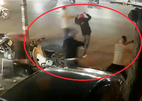 Hình ảnh 2 anh em họ hàng ở Thanh Hóa bị nhóm côn đồ truy sát, đánh chém bị thương - Ảnh cắt từ clip Hình ảnh 2 anh em họ hàng ở Thanh Hóa bị nhóm côn đồ truy sát, đánh chém bị thương - Ảnh cắt từ clip