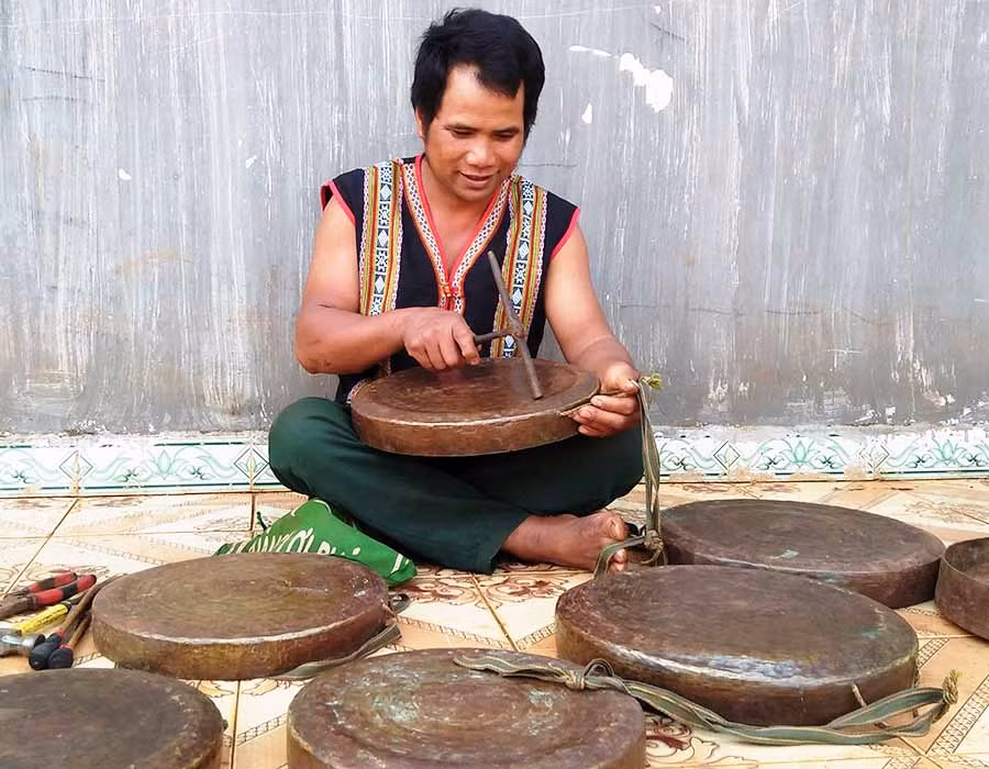  Anh Viu đang chỉnh chiêng. Ảnh: H.H