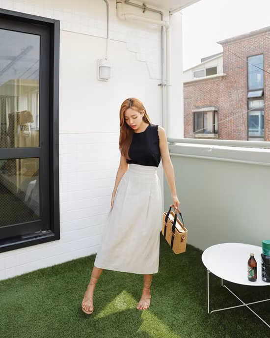 Chân váy midi với nhiều kiểu khác nhau, dễ phối đồ và vẫn có thể giúp người mặc khai thác vẻ đẹp gợi cảm.