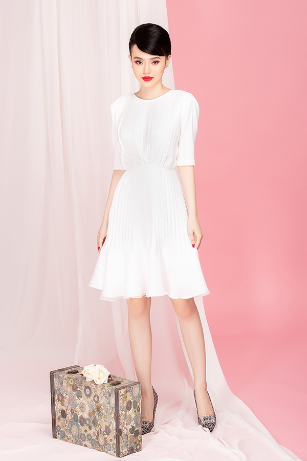  Nếu đang băn khoăn phải mặc gì trong buổi hẹn hò đầu tiên thì các nàng có thể tham khảo mẫu đầm thắt eo kiểu dáng thanh lịch, tông màu trang nhã.