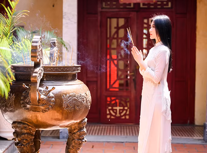 Photo: Tô Thanh Tân. Make-up: Phúc Nghĩa. Trang phục: Thuỷ Nguyễn.