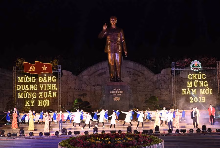 Chương trình văn nghệ quần chúng. Ảnh: Đức Thụy