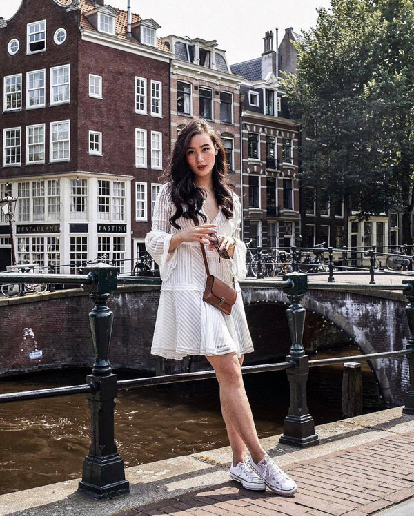  Đầm cổ V, tay loe thiết kế trên các chất liệu voan mỏng, lụa mềm cũng là lựa chọn hợp lý để chưng diện ở mùa này.