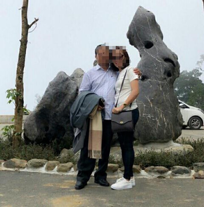 Nhiều hình ảnh thân mật của vợ anh Trung với ông Xem được anh phát hiện trong điện thoại của vợ. Ảnh: Tạp chí Giao thông Nhiều hình ảnh thân mật của vợ anh Trung với ông xem được anh phát hiện trong điện thoại của vợ. Ảnh: Tạp chí Giao thông