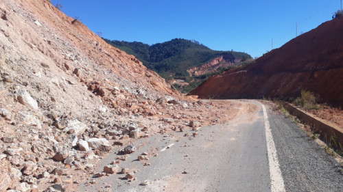 Tuyến đường tránh đèo Măng Rơi hư hỏng, xuống cấp mặc dù ít phương tiện qua lại.