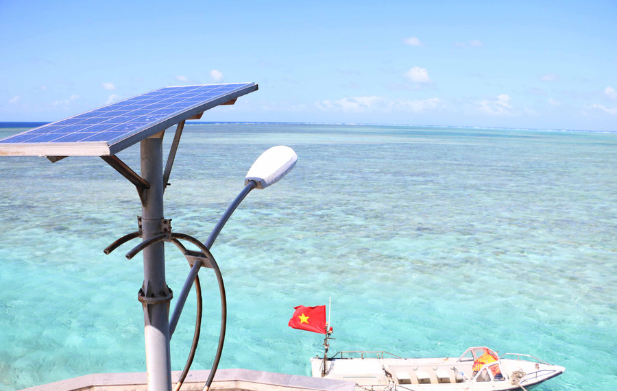 Hệ thống năng lượng sạch hiện cơ bản đáp ứng nhu cầu sinh hoạt của quân dân trên các đảo. Ảnh: Quang Tấn