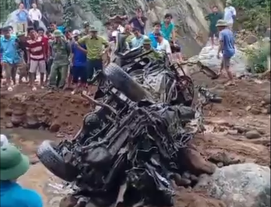 Chiếc xe chở 2 cán bộ biên phòng bị lũ cuốn tháng 10-2017 được tìm thấy nhưng không thấy thi thể 1 sĩ quan đang còn mất tích trong xe ôtô