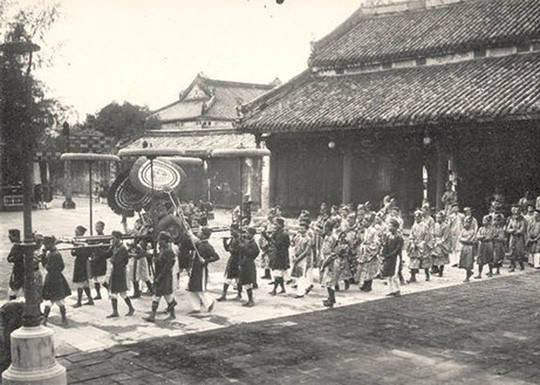 Nghi lễ đón tết trong cung Nguyễn - Ảnh: Nhà nghiên cứu Võ Tòng Xuân. Nghi lễ đón tết trong cung Nguyễn - Ảnh: Nhà nghiên cứu Võ Tòng Xuân.