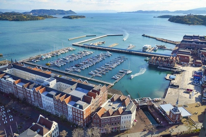  Hải cảng có du thuyền, sân bay trực thăng và kiến trúc châu Âu này chính là một góc của Công viên chủ đề Huis Ten Bosch ở thành phố Sasebo, tỉnh Nagasaki thuộc vùng Kyushu miền Nam Nhật Bản.