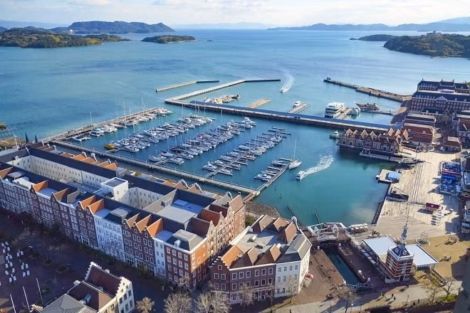  Hải cảng có du thuyền, sân bay trực thăng và kiến trúc châu Âu này chính là một góc của Công viên chủ đề Huis Ten Bosch ở thành phố Sasebo, tỉnh Nagasaki thuộc vùng Kyushu miền Nam Nhật Bản.