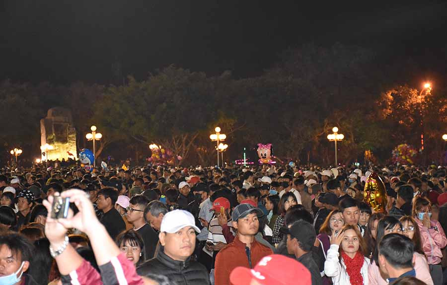 Người dân đổ về Quảng trường ngày càng đông. Ảnh: Nguyễn Tú