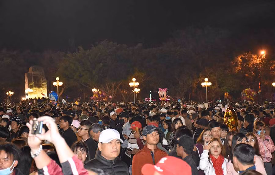 Người dân đổ về Quảng trường ngày càng đông. Ảnh: Nguyễn Tú