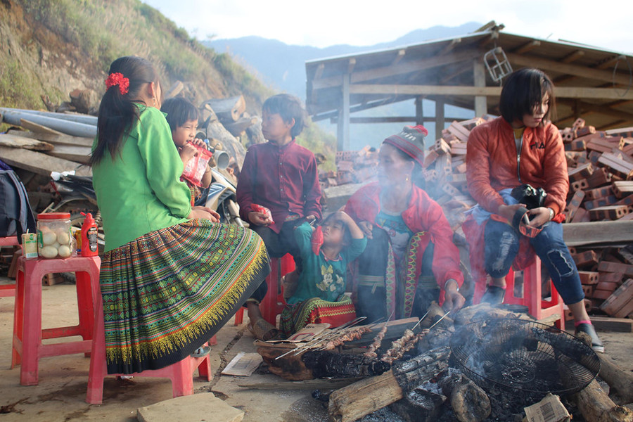 Dưới cái lạnh của Tà Xùa, mọi người quây quần bên bếp lửa