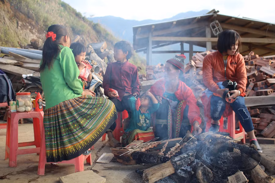 Dưới cái lạnh của Tà Xùa, mọi người quây quần bên bếp lửa