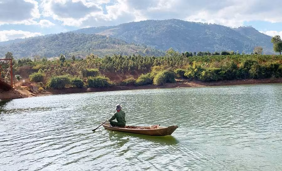  Vẻ đẹp bình yên của hồ Đak Krong. Ảnh: P.V