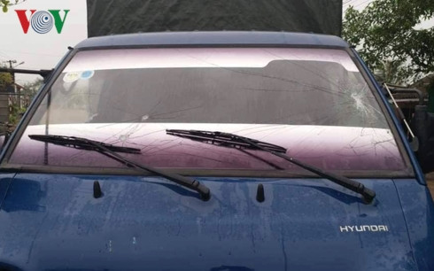 Chiếc xe tải bị hư hỏng, sau khi lực lượng chức năng buộc phải trấn áp khống chế tài xế và những người trên xe. Chiếc xe tải bị hư hỏng, sau khi lực lượng chức năng buộc phải trấn áp khống chế tài xế và những người trên xe.