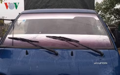 Chiếc xe tải bị hư hỏng, sau khi lực lượng chức năng buộc phải trấn áp khống chế tài xế và những người trên xe.