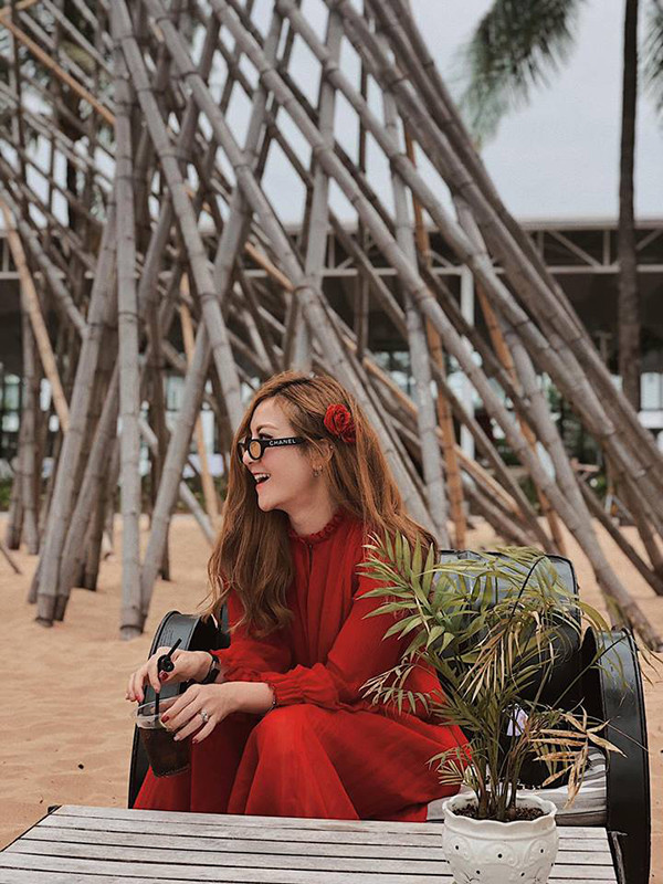 Ngoài sắc trắng thanh nhã, tông đỏ nổi bật cũng là tông màu được nhiều chị em yêu thích. Bởi các mẫu váy màu nóng thường khiến người mặc trở nên bắt mắt trong từng khung hình. Ngoài sắc trắng thanh nhã, tông đỏ nổi bật cũng là tông màu được nhiều chị em yêu thích. Bởi các mẫu váy màu nóng thường khiến người mặc trở nên bắt mắt trong từng khung hình.