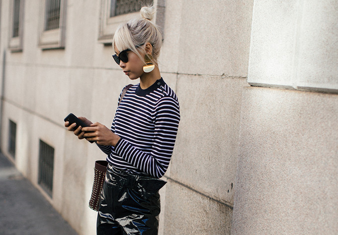  Thiết kế áo thun, áo nỉ dài tay giúp bạn gái ấm áp vừa đủ nhưng không quá 'ngột ngạt' trong không khí xuân hè.