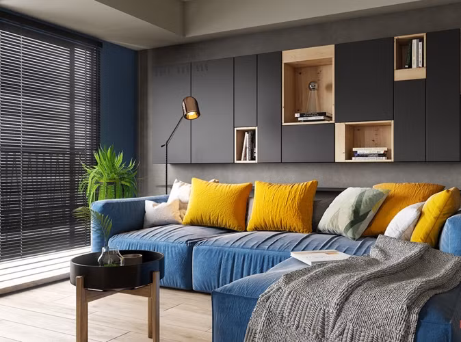  Để không gian luôn cân bằng, một bức tường màu xám đã được sử dụng phía sau ghế sofa.