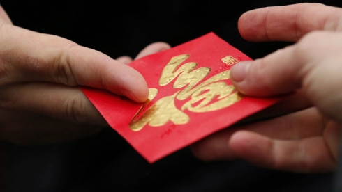 Trong dịp Tết, mọi người gửi tặng nhau phong bao lì xì mừng tuổi và không quên nói những lời may mắn, tốt đẹp. Ảnh: KT. Trong dịp Tết, mọi người gửi tặng nhau phong bao lì xì mừng tuổi và không quên nói những lời may mắn, tốt đẹp. Ảnh: KT.