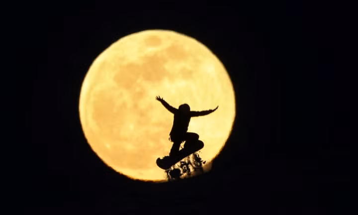 Tháng 2 luôn là tháng tuyết rơi nhiều nhất ở Mỹ vì vậy trăng tròn tháng này được đặt tên là trăng tuyết. Ảnh: Một người trượt tuyết in bóng lên siêu trăng tuyết ở Thổ Nhĩ Kỳ. 