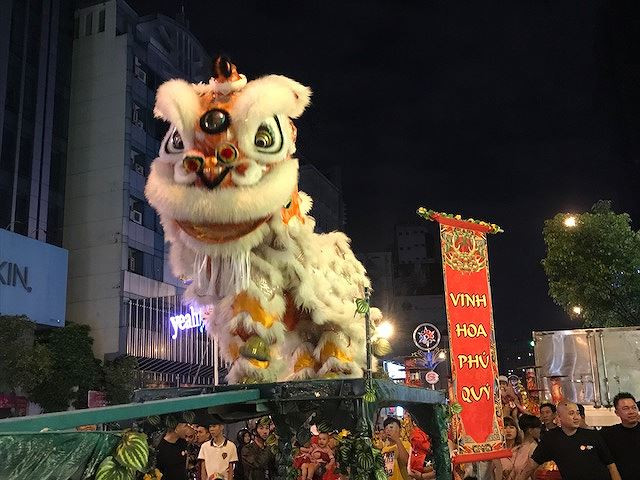 Tương truyền, con lân thuở xưa là ác thú, sau đó một nhà sư cho một đệ tử bụng phệ (ông Địa), lúc nào cũng cầm cây quạt trong tay... đi tìm con mãnh thú này tiêu diệt. Sau khi chiến đấu, người này tha chết và con Lân theo hầu hạ người này. Chính vì vậy đoàn Lân nào bắt buộc cũng phải có ông địa dẫn đường, mục đích khống chế tính hung hăng của con mãnh thú