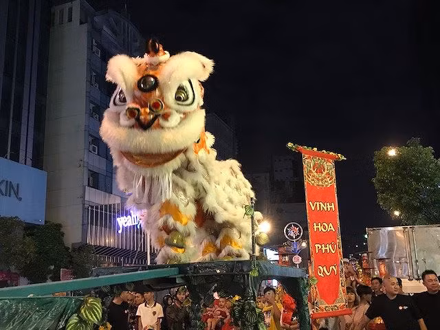 Tương truyền, con lân thuở xưa là ác thú, sau đó một nhà sư cho một đệ tử bụng phệ (ông Địa), lúc nào cũng cầm cây quạt trong tay... đi tìm con mãnh thú này tiêu diệt. Sau khi chiến đấu, người này tha chết và con Lân theo hầu hạ người này. Chính vì vậy đoàn Lân nào bắt buộc cũng phải có ông địa dẫn đường, mục đích khống chế tính hung hăng của con mãnh thú