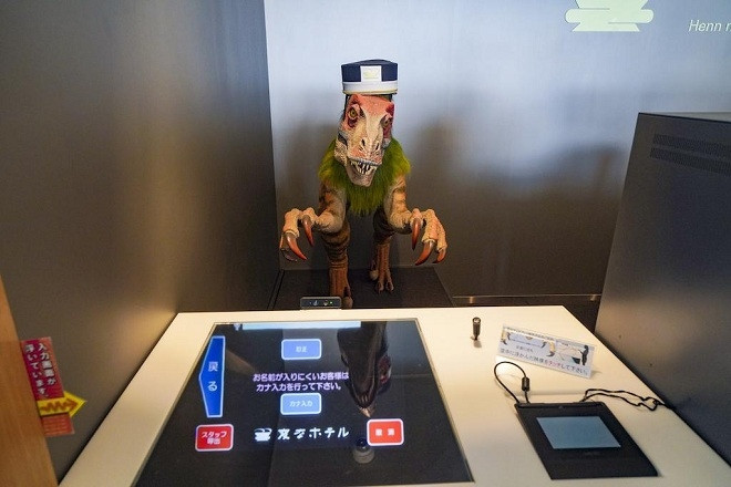 Huis Ten Bosch có tổng cộng bốn khách sạn để du khách có thể nghỉ lại. Trong đó, Henn Na là khách sạn “kỳ lạ” nhất thế giới khi đây là nơi đầu tiên trên thế giới khách đến check-in hoàn toàn với robot chứ không có bóng người nào.