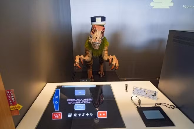 Huis Ten Bosch có tổng cộng bốn khách sạn để du khách có thể nghỉ lại. Trong đó, Henn Na là khách sạn “kỳ lạ” nhất thế giới khi đây là nơi đầu tiên trên thế giới khách đến check-in hoàn toàn với robot chứ không có bóng người nào.