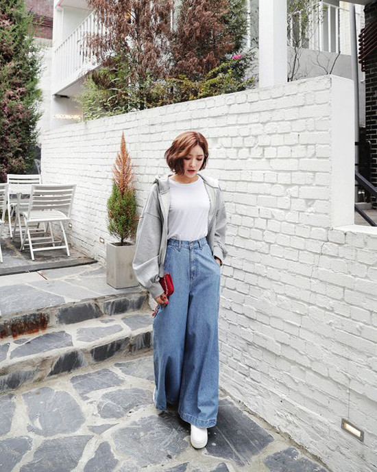 Sơ mi oversize không chỉ được sử dụng như các mẫu váy dáng suông mà còn mang tới nhiều cách phối đồ bắt mắt.