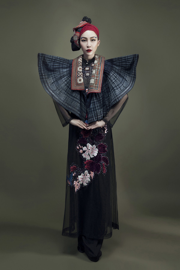 Các mẫu áo dài có phom dáng của thập niên 30 với cổ cao, tà dài. Các mẫu áo dài có phom dáng của thập niên 30 với cổ cao, tà dài.