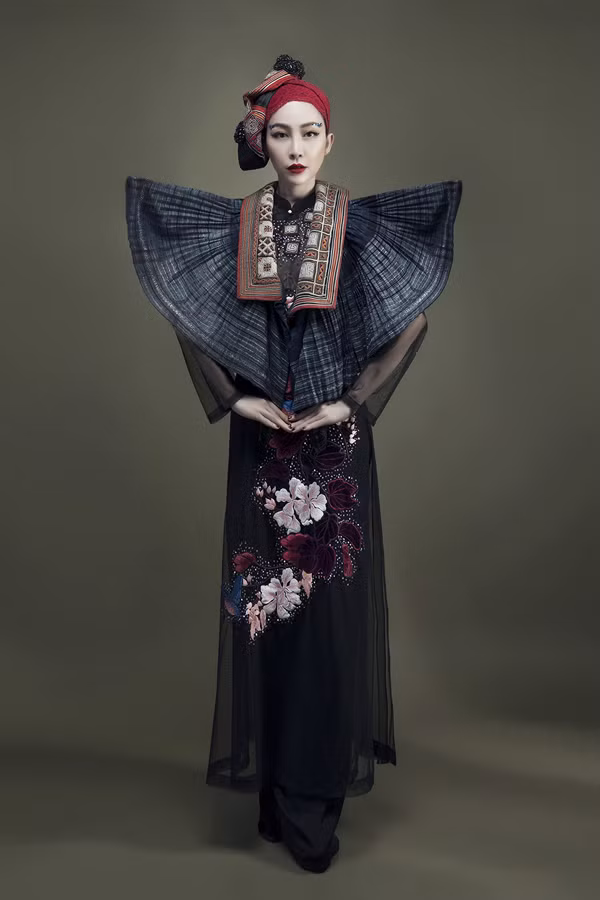 Các mẫu áo dài có phom dáng của thập niên 30 với cổ cao, tà dài. 