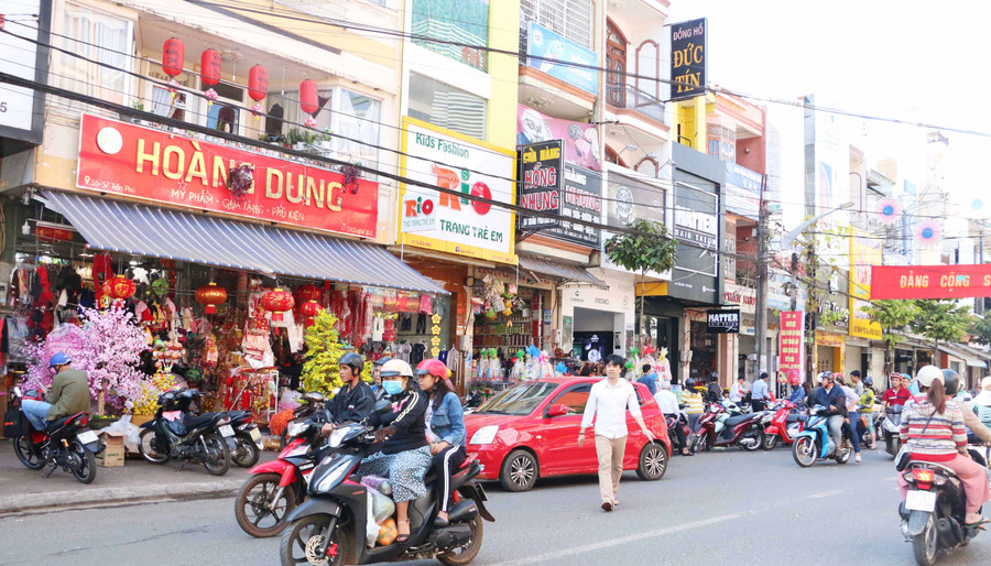 Không khí mua sắm khá nhộn nhịp ở hầu hết các cửa hàng tạp hóa, siêu thị. Ảnh: Quang Tấn Không khí mua sắm khá nhộn nhịp ở hầu hết các cửa hàng tạp hóa, siêu thị. Ảnh: Quang Tấn