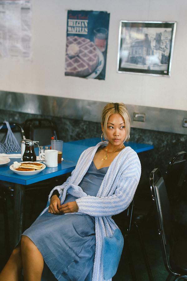  Giữa khoảng thời gian chuyển dần từ xuân sang hè, phái đẹp lại có thêm cơ hội để thể hiện tài mix-match trang phục nhịp nhàng cùng thời tiết.