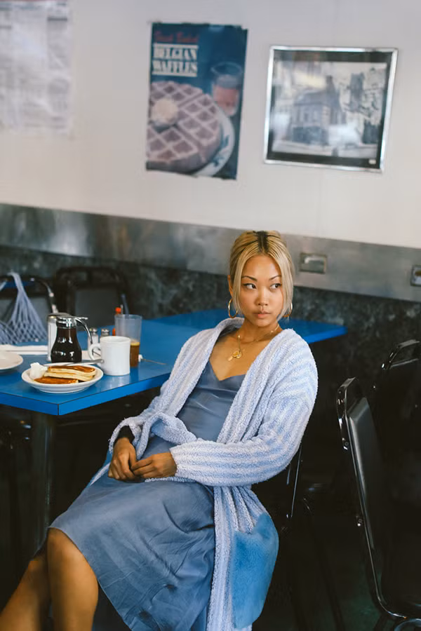  Giữa khoảng thời gian chuyển dần từ xuân sang hè, phái đẹp lại có thêm cơ hội để thể hiện tài mix-match trang phục nhịp nhàng cùng thời tiết.