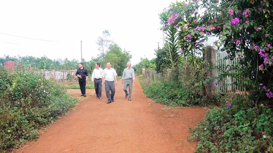 100% tuyến đường liên xã, liên thôn ở xã Bờ Ngoong đã được nhựa hóa, bê tông hóa. Ảnh: M.Đ  100% tuyến đường liên xã, liên thôn ở xã Bờ Ngoong đã được nhựa hóa, bê tông hóa. Ảnh: M.Đ